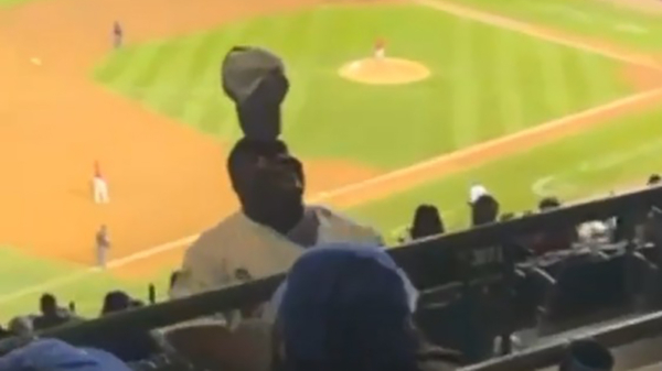 Petjesmeneer steelt de show tijdens honkbalwedstrijd