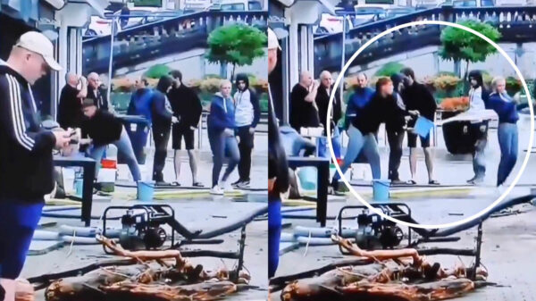 Ondertussen in België: rokende vrouw krijgt emmer water op d'r bakkes