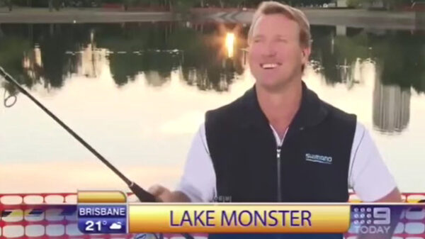 Australische verslaggever weet op live tv een spectaculaire vangst binnen te halen