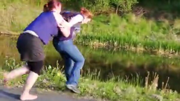 Straalbezopen Edinburghse flikkert willekeurige mensen in het kanaal