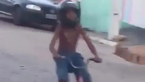 Het is maar goed dat deze koter zijn helm draagt