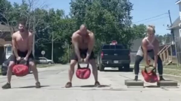 Dame genekt door de zwaartekracht tijdens gewichtslingeren