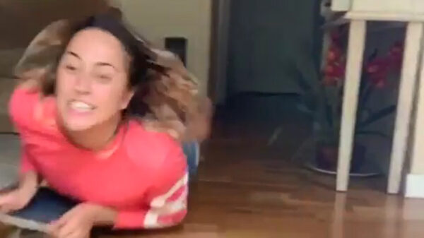 Skatechick mag haar ramen wel weer eens gaan lappen