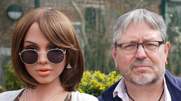 59-jarige Engelsman deelt zijn huis met 12 dames van rubber