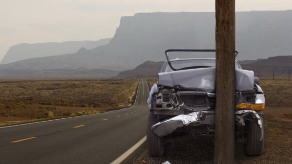 Een verzameling weggebruikers die vol tegen een verkeerspaal vlammen
