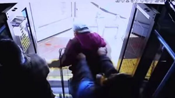 Amerikaanse verdacht van moord na uit de bus duwen van 74-jarige passagier