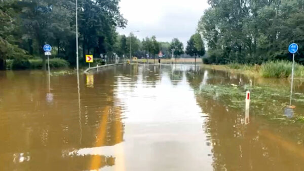 Dijk bij Meerssen doorgebroken, bewoners moeten naar hogere verdiepingen