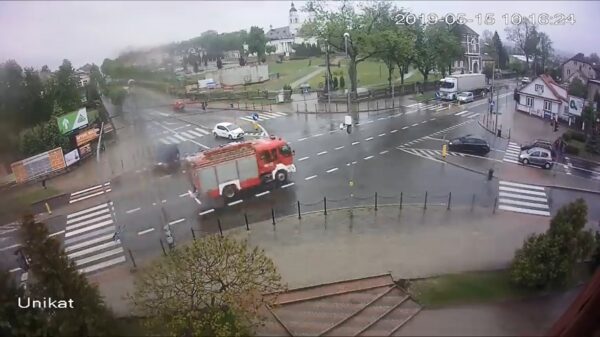 Slaaptablet in auto ramt brandweerwagen op voorrangsweg