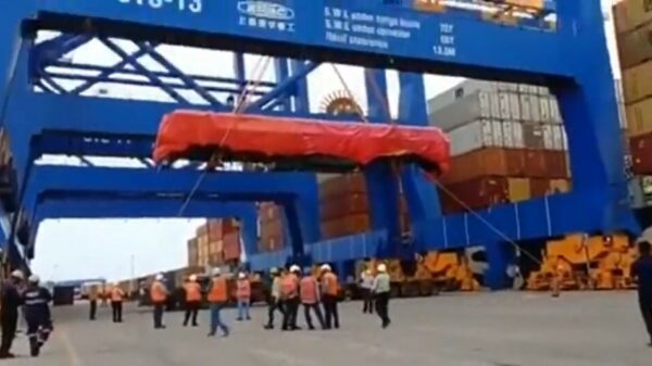 Kraan met gladde handjes heeft moeite om trein te takelen