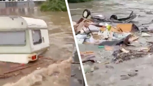 Caravan in stukjes gemaald door kolkende watermassa in Solingen, Duitsland