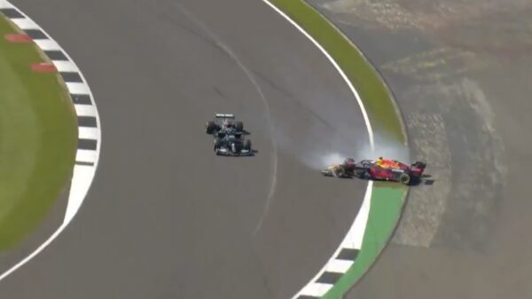 Video: Verstappen crasht hard in de GP van Groot-Britannië