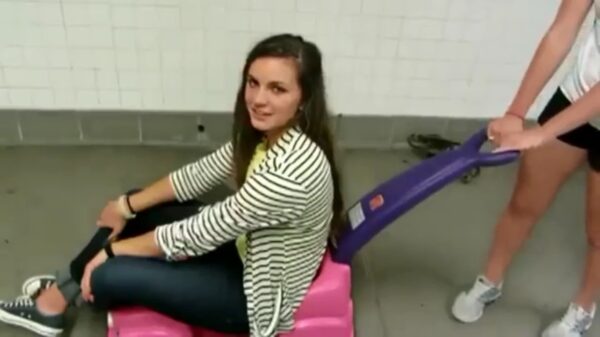 Appetijtelijke dronken chick heeft naar Jackass gekeken