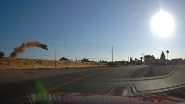 Amerikaanse bestuurder bijna geraakt door laagvliegende auto