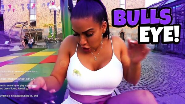 Twitcher Ivy Sky wordt ondergescheten tijdens het livestreamen