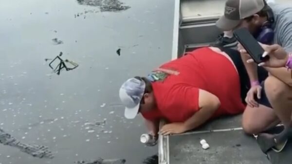 Superhandig zo'n natuurlijke opener als je een biertje wil shotgunnen