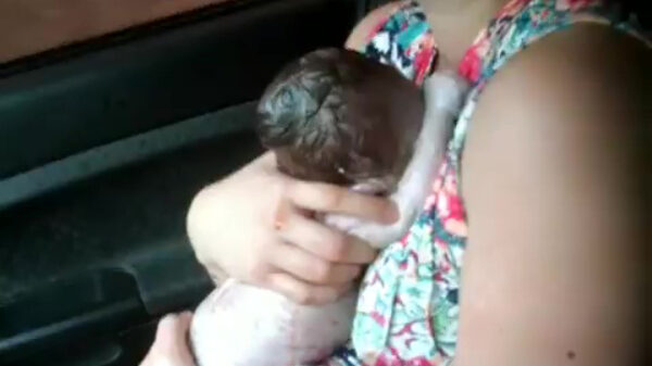 Vrouw streamt bevalling in auto extreem gedetailleerd op Instagram