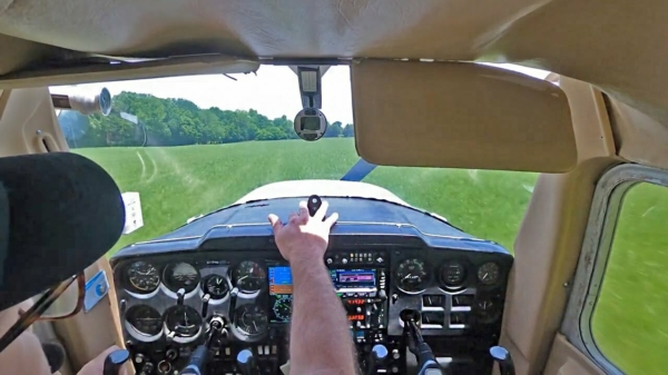 Piloot in opleiding krijgt motorproblemen en maakt keurige noodlanding