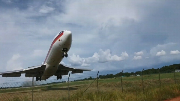 Uit de oude doos: te zwaar beladen Boeing 727 weet nét op tijd op te stijgen