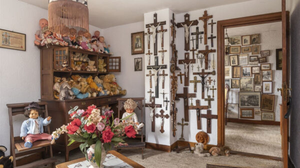 Altijd al in je eigen horrorfilm willen wonen? Koop dan dit huis in Leusden