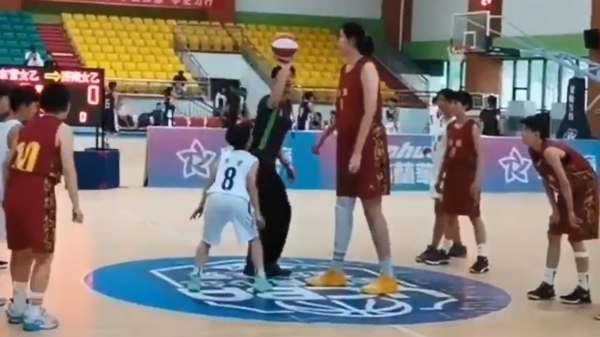 Chinese 14-jarige basketbalster steekt met d'r 2,26 meter torenhoog boven de rest uit