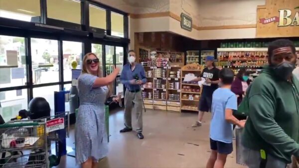 Antimaskers protesteren in Amerikaanse winkel want "Covid is a scam"