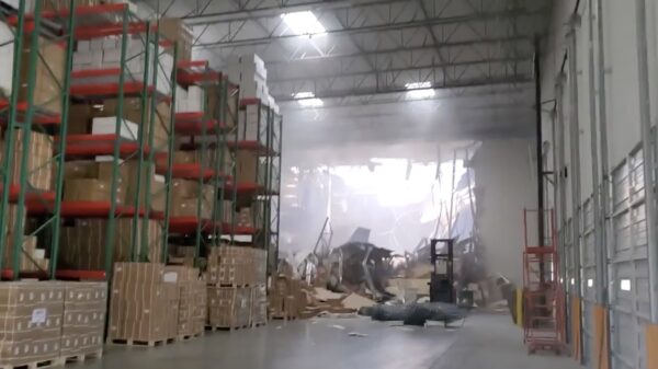 Beelden vlak nadat een militair vliegtuig in een gebouw is gecrasht