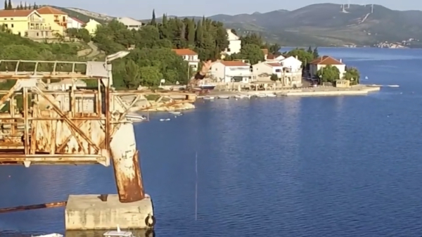 OUCH: sprong van 22 meter hoge kraan in Kroatië eindigt met een rood ruggetje