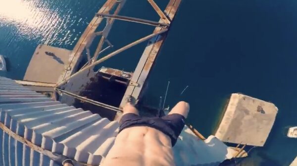 OUCH: sprong van 22 meter hoge kraan in Kroatië eindigt met een rood ruggetje