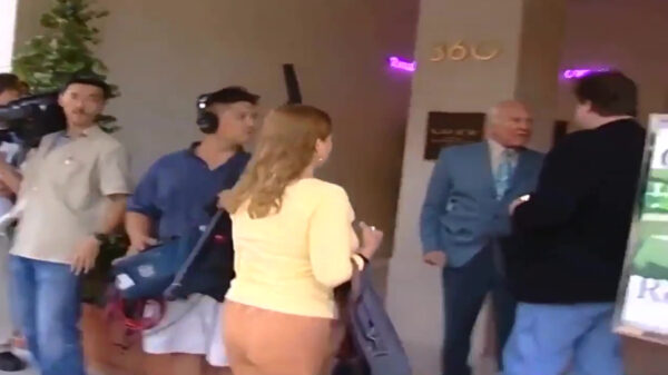 Web classic: Buzz Aldrin geeft maanlandingontkenner een stevige stomp op z'n neus