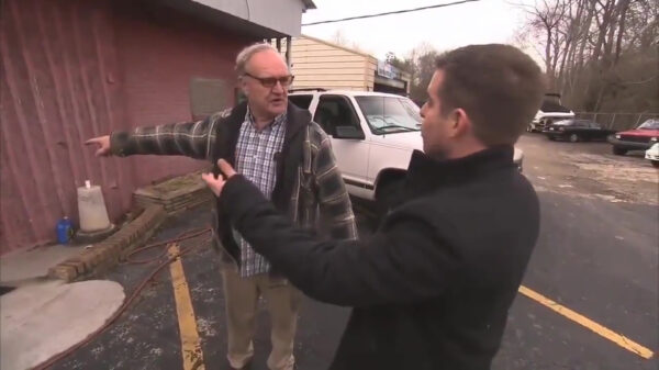 Amerikaanse huiseigenaar poft opdringerige reporter op zijn neus