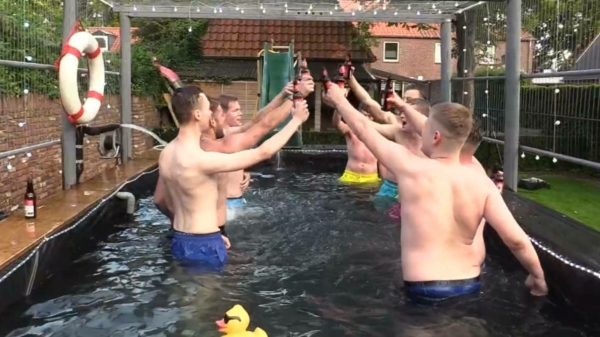 Stevig doorzuipen: vriendengroep maakt zwembad met glijbaan van 280 bierkratjes