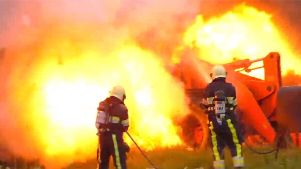 Friese trekker trakteert brandweer op zonne grôte vúúrbal jônge!