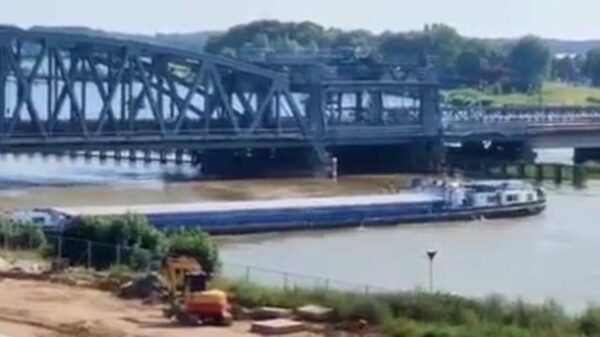 Kapitein Kenny Varen heeft collega: vrachtschip knalt tegen IJsselbrug en verliest stuurhut