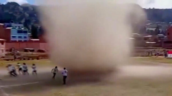 Spontaan wervelwindje komt ook ff gluren bij een amateurwedstrijd in Bolivia