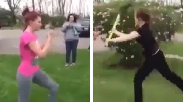 Uit de oude doos: Becky beëindigt het gevecht met een schop