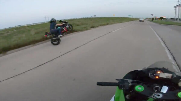 Protip: knijp niet in je rem als je neerkomt na een wheelie