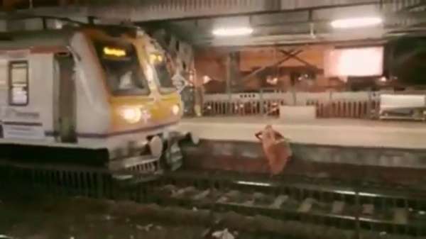 Vrouw met supersnelle reflexen wordt nèt niet geraakt door aanstormende trein