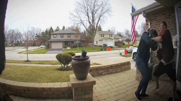 Amerikaanse huiseigenaar weet overvallers kneiterhard zijn huis uit te werken