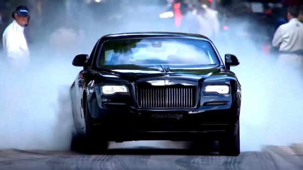 Een heerlijke lading vette wagens die tijdens Goodwood keihard de heuvel op jakkerden