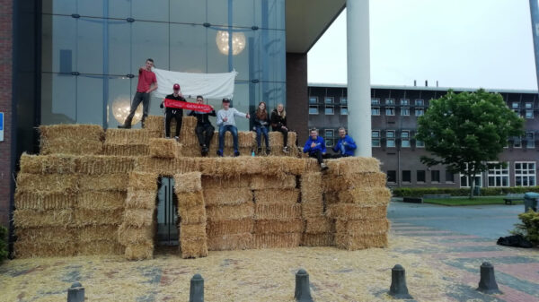 Groningse school verandert in stro-kasteel tijdens eindexamenstunt
