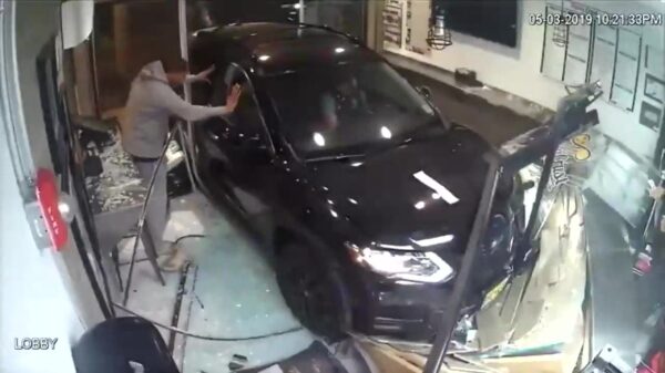 Vrouwelijke bestuurder denkt drive-in gevonden te hebben