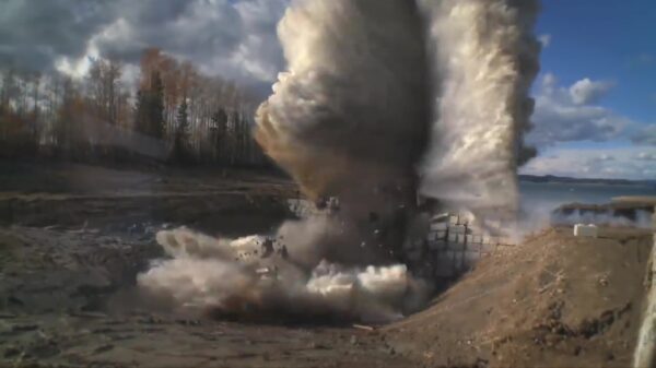 Dambusters proberen dam op te blazen met enorme stuiterbom