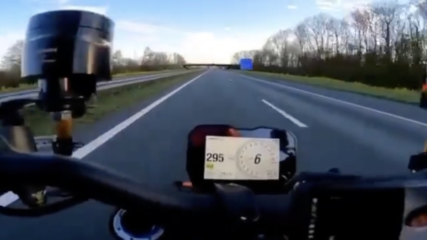 Motorrijder is levensmoe en knalt met 295 km/u over de Nederlandse snelweg