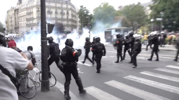 Sfeer bij demonstratie tegen coronamaatregelen in Parijs slaat om, mensen zijn woest