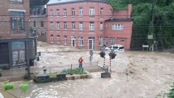 Wéér noodweer in België; auto's drijven massaal door straten van Dinant