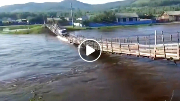 Rus met ballen van стали pakt gewoon het bruggetje bij extreem hoog water