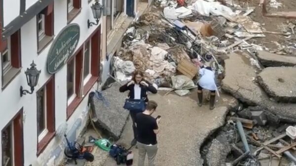 Duitse presentatrice Susanna Ohlen besmeurt zich met modder voor liveverslag