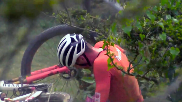 Gedoodverfde winnaar Mathieu van der Poel hard onderuit in Olympische race
