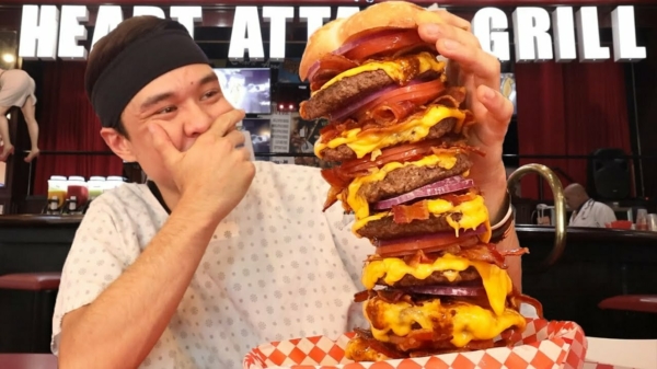 Wedstrijdeter Matt Stonie zet nieuw record en schrokt hamburger van 20.000 calorieën naar binnen