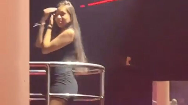 Chick heeft de juiste plek gevonden om de aandacht te trekken